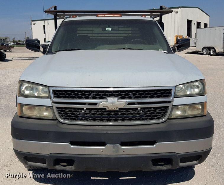 image for item OF9488 2007 Chevrolet Silverado 3500  Crew Cab flatbed pickup truck