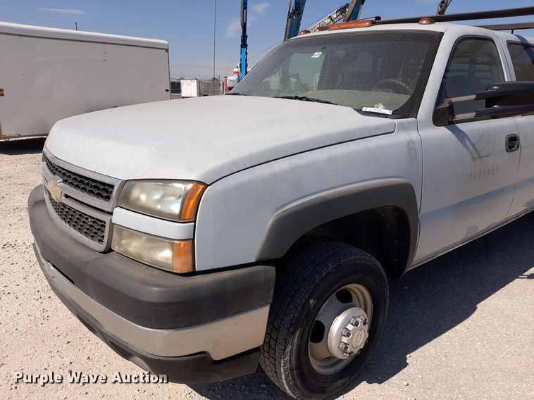 image for item OF9488 2007 Chevrolet Silverado 3500  Crew Cab flatbed pickup truck