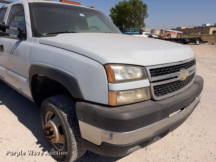 image for item OF9488 2007 Chevrolet Silverado 3500  Crew Cab flatbed pickup truck