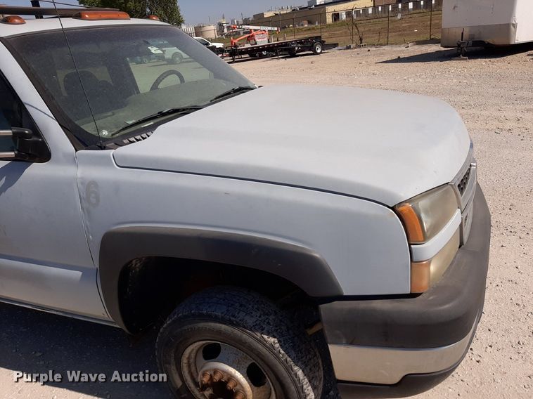 image for item OF9488 2007 Chevrolet Silverado 3500  Crew Cab flatbed pickup truck