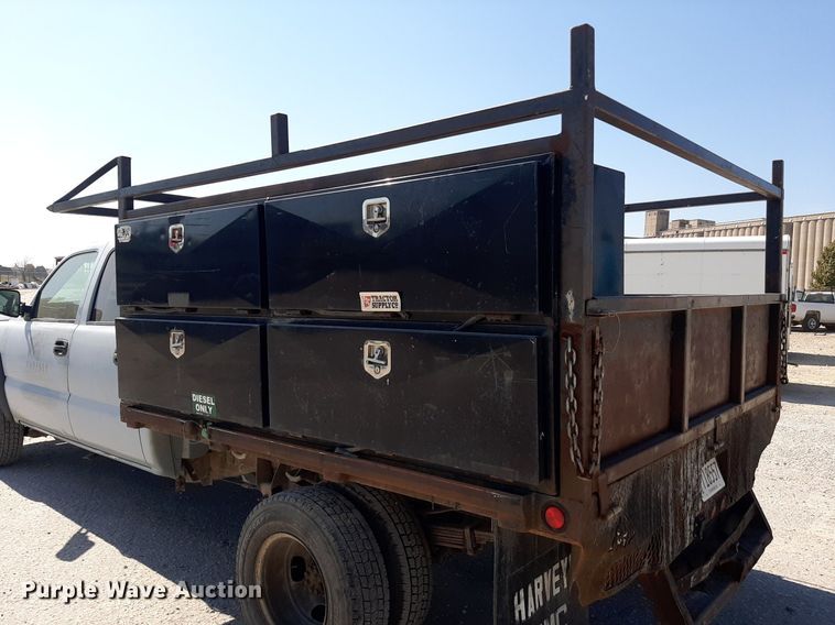 image for item OF9488 2007 Chevrolet Silverado 3500  Crew Cab flatbed pickup truck