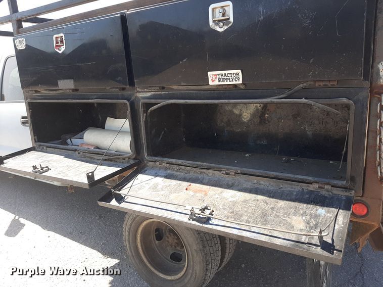 image for item OF9488 2007 Chevrolet Silverado 3500  Crew Cab flatbed pickup truck