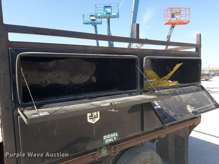 image for item OF9488 2007 Chevrolet Silverado 3500  Crew Cab flatbed pickup truck