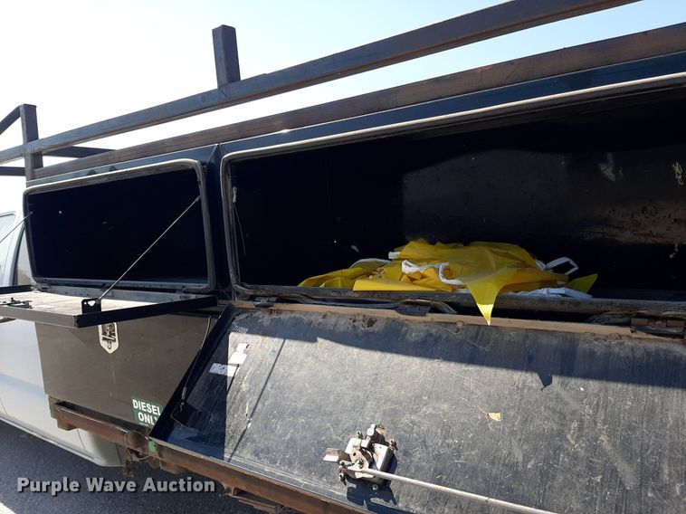 image for item OF9488 2007 Chevrolet Silverado 3500  Crew Cab flatbed pickup truck