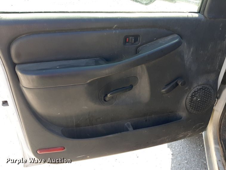 image for item OF9488 2007 Chevrolet Silverado 3500  Crew Cab flatbed pickup truck