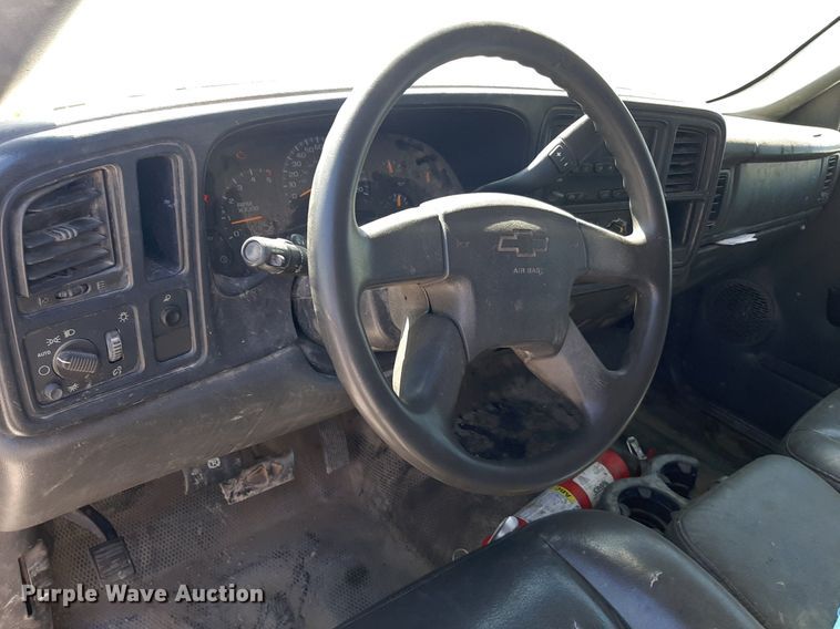 image for item OF9488 2007 Chevrolet Silverado 3500  Crew Cab flatbed pickup truck