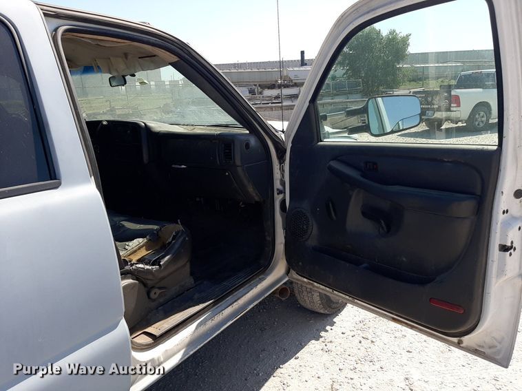 image for item OF9488 2007 Chevrolet Silverado 3500  Crew Cab flatbed pickup truck