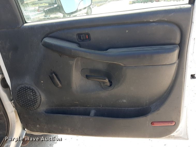 image for item OF9488 2007 Chevrolet Silverado 3500  Crew Cab flatbed pickup truck