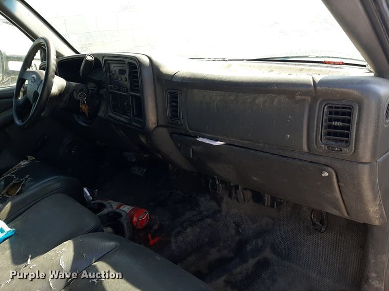 image for item OF9488 2007 Chevrolet Silverado 3500  Crew Cab flatbed pickup truck