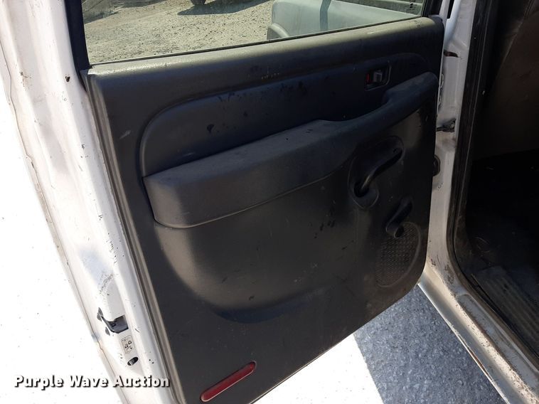 image for item OF9488 2007 Chevrolet Silverado 3500  Crew Cab flatbed pickup truck