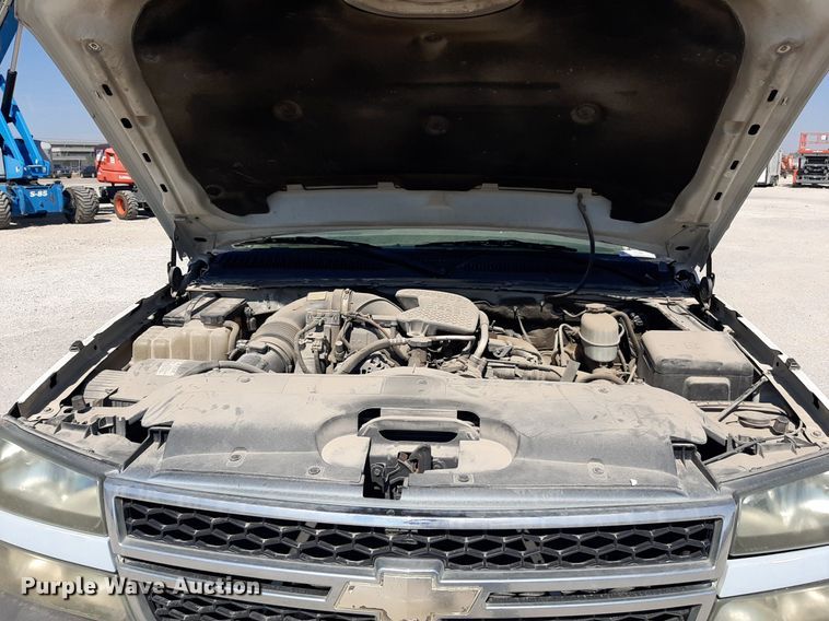 image for item OF9488 2007 Chevrolet Silverado 3500  Crew Cab flatbed pickup truck