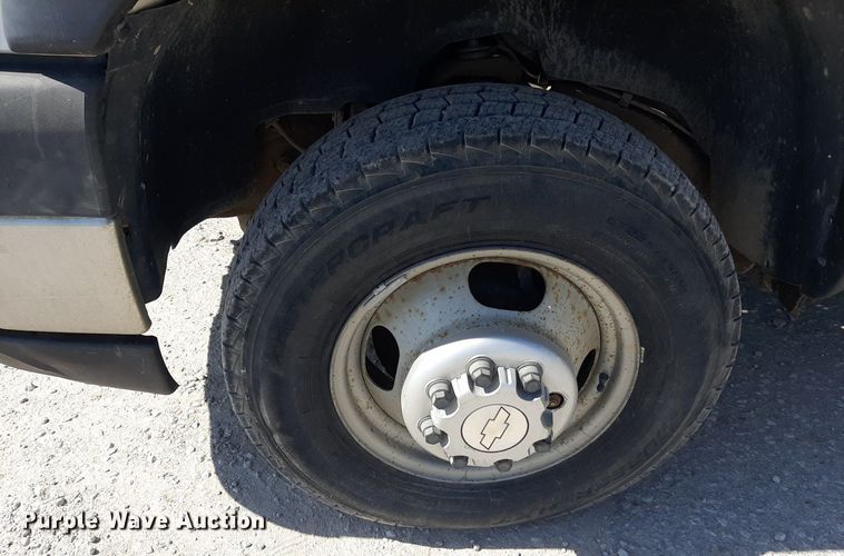 image for item OF9488 2007 Chevrolet Silverado 3500  Crew Cab flatbed pickup truck