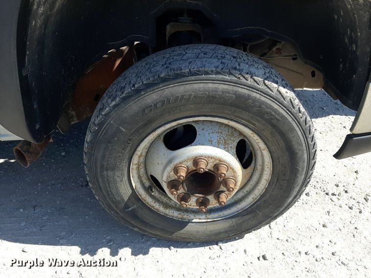 image for item OF9488 2007 Chevrolet Silverado 3500  Crew Cab flatbed pickup truck