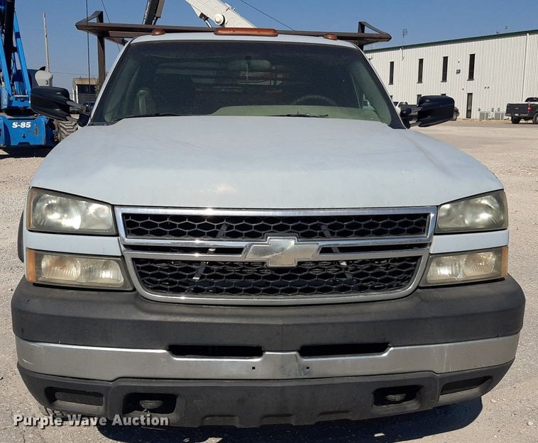 image for item OF9499 2007 Chevrolet Silverado 3500  Crew Cab flatbed pickup truck