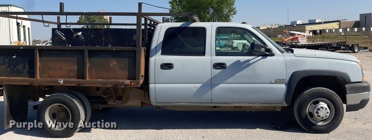 image for item OF9499 2007 Chevrolet Silverado 3500  Crew Cab flatbed pickup truck