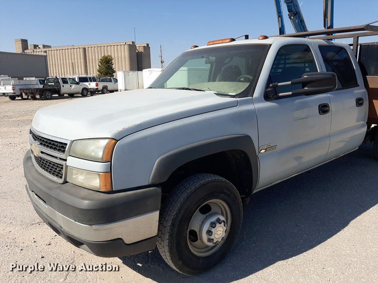 image for item OF9499 2007 Chevrolet Silverado 3500  Crew Cab flatbed pickup truck
