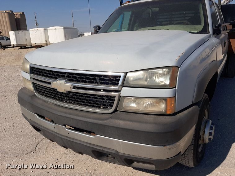 image for item OF9499 2007 Chevrolet Silverado 3500  Crew Cab flatbed pickup truck