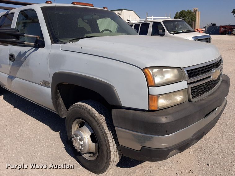 image for item OF9499 2007 Chevrolet Silverado 3500  Crew Cab flatbed pickup truck