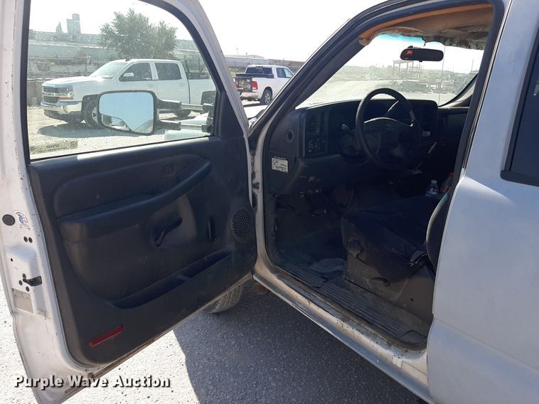 image for item OF9499 2007 Chevrolet Silverado 3500  Crew Cab flatbed pickup truck