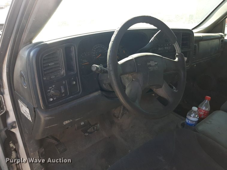 image for item OF9499 2007 Chevrolet Silverado 3500  Crew Cab flatbed pickup truck