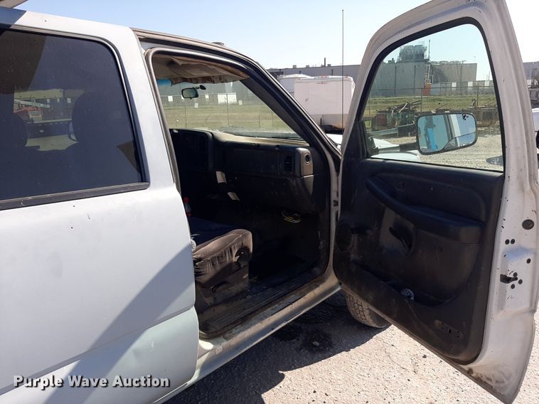 image for item OF9499 2007 Chevrolet Silverado 3500  Crew Cab flatbed pickup truck