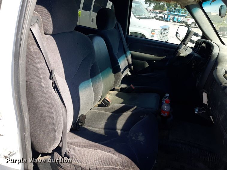 image for item OF9499 2007 Chevrolet Silverado 3500  Crew Cab flatbed pickup truck