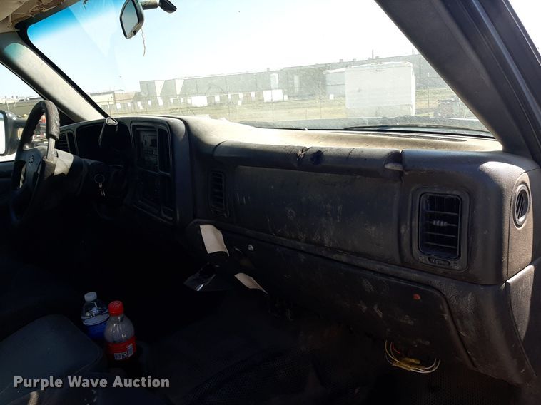 image for item OF9499 2007 Chevrolet Silverado 3500  Crew Cab flatbed pickup truck