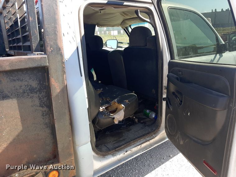 image for item OF9499 2007 Chevrolet Silverado 3500  Crew Cab flatbed pickup truck