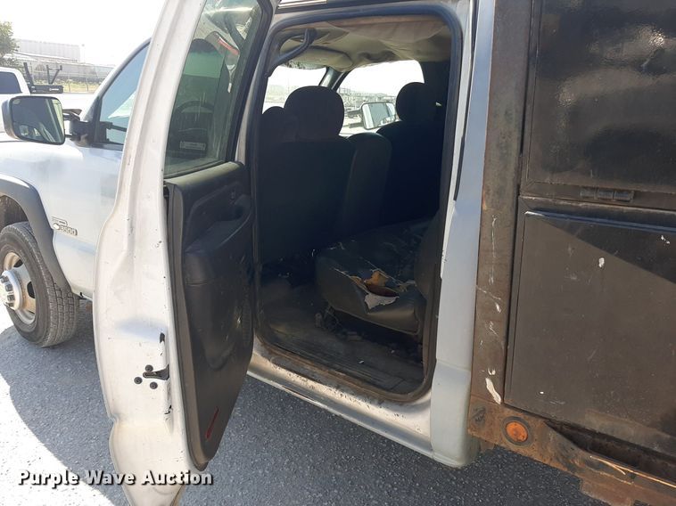 image for item OF9499 2007 Chevrolet Silverado 3500  Crew Cab flatbed pickup truck