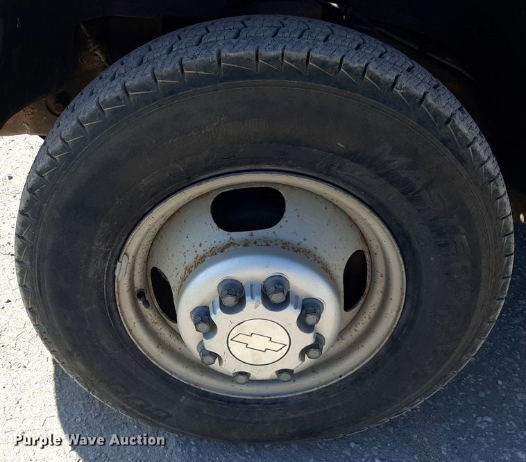 image for item OF9499 2007 Chevrolet Silverado 3500  Crew Cab flatbed pickup truck