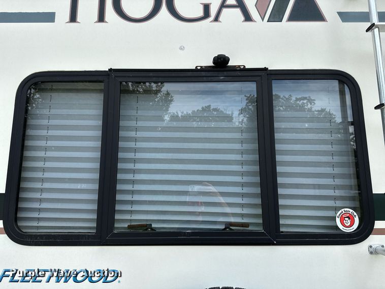 image for item OG9253 2004 Fleetwood Tioga  RV