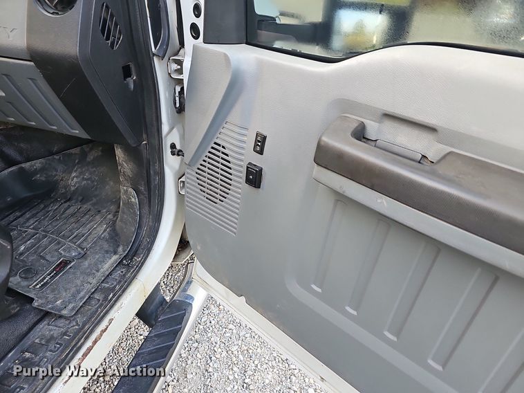 image for item OG9420 2011 Ford F350 Super Duty  Crew Cab flatbed truck