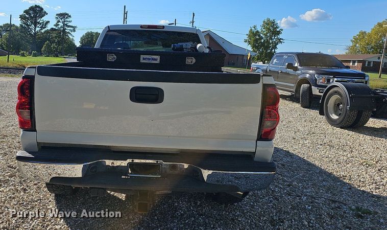 image for item OG9454 2004 Chevrolet Silverado 2500HD  pickup truck