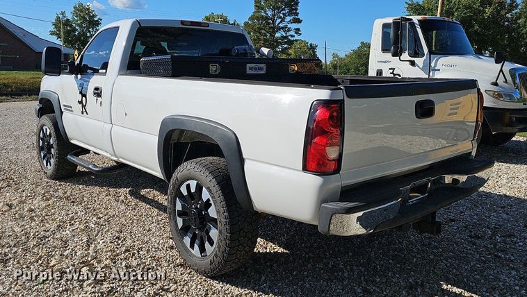 image for item OG9454 2004 Chevrolet Silverado 2500HD  pickup truck
