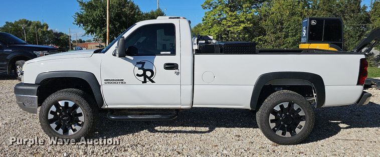 image for item OG9454 2004 Chevrolet Silverado 2500HD  pickup truck