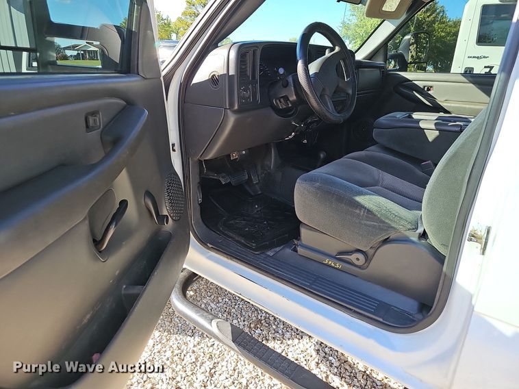 image for item OG9454 2004 Chevrolet Silverado 2500HD  pickup truck