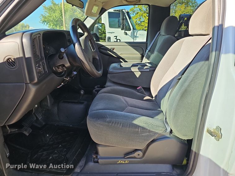 image for item OG9454 2004 Chevrolet Silverado 2500HD  pickup truck