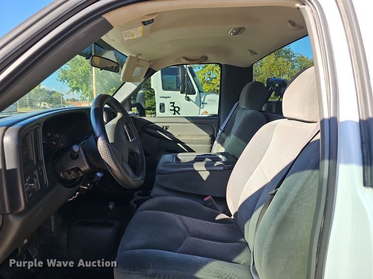 image for item OG9454 2004 Chevrolet Silverado 2500HD  pickup truck