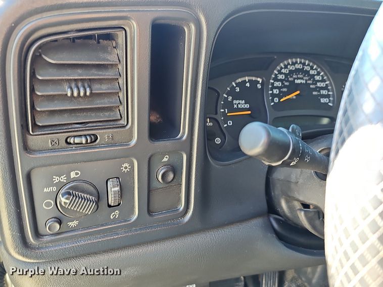 image for item OG9454 2004 Chevrolet Silverado 2500HD  pickup truck