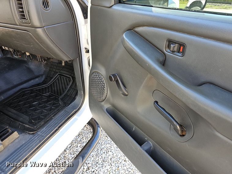 image for item OG9454 2004 Chevrolet Silverado 2500HD  pickup truck