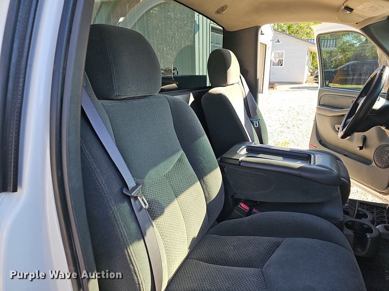 image for item OG9454 2004 Chevrolet Silverado 2500HD  pickup truck