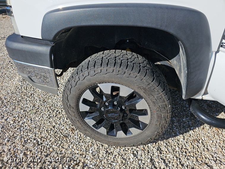 image for item OG9454 2004 Chevrolet Silverado 2500HD  pickup truck