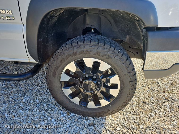 image for item OG9454 2004 Chevrolet Silverado 2500HD  pickup truck