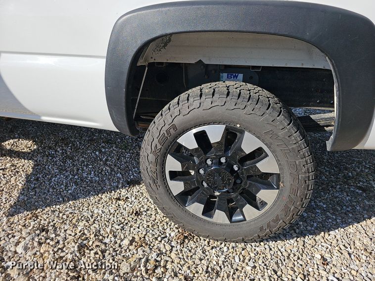 image for item OG9454 2004 Chevrolet Silverado 2500HD  pickup truck