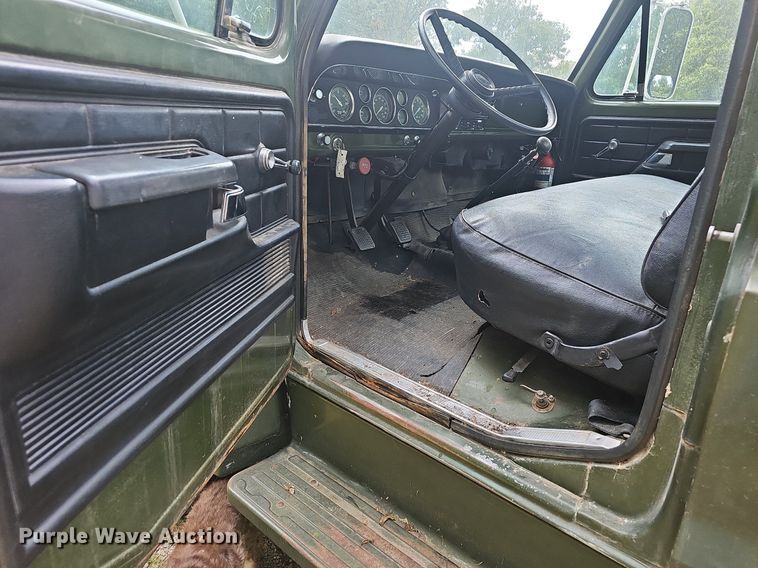 image for item OG9467 1975 Ford F600  truck cab and chassis