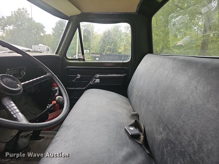 image for item OG9467 1975 Ford F600  truck cab and chassis