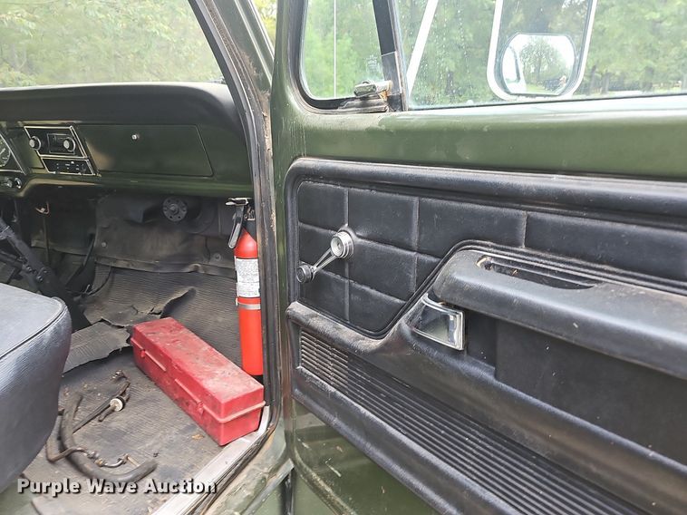 image for item OG9467 1975 Ford F600  truck cab and chassis