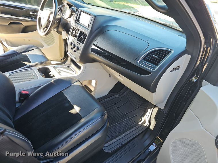 image for item OG9521 2017 Dodge Grand Caravan SXT  van