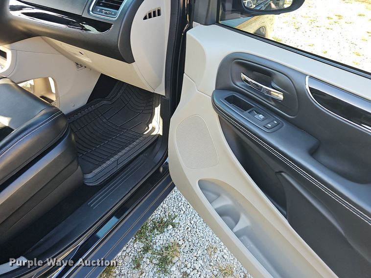 image for item OG9521 2017 Dodge Grand Caravan SXT  van