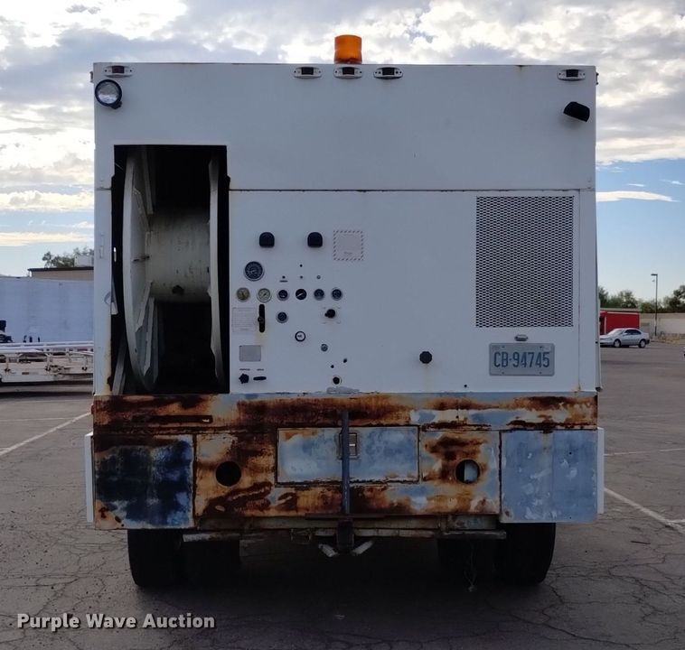 image for item DK8790 1995 International 4900  sewer jetter truck